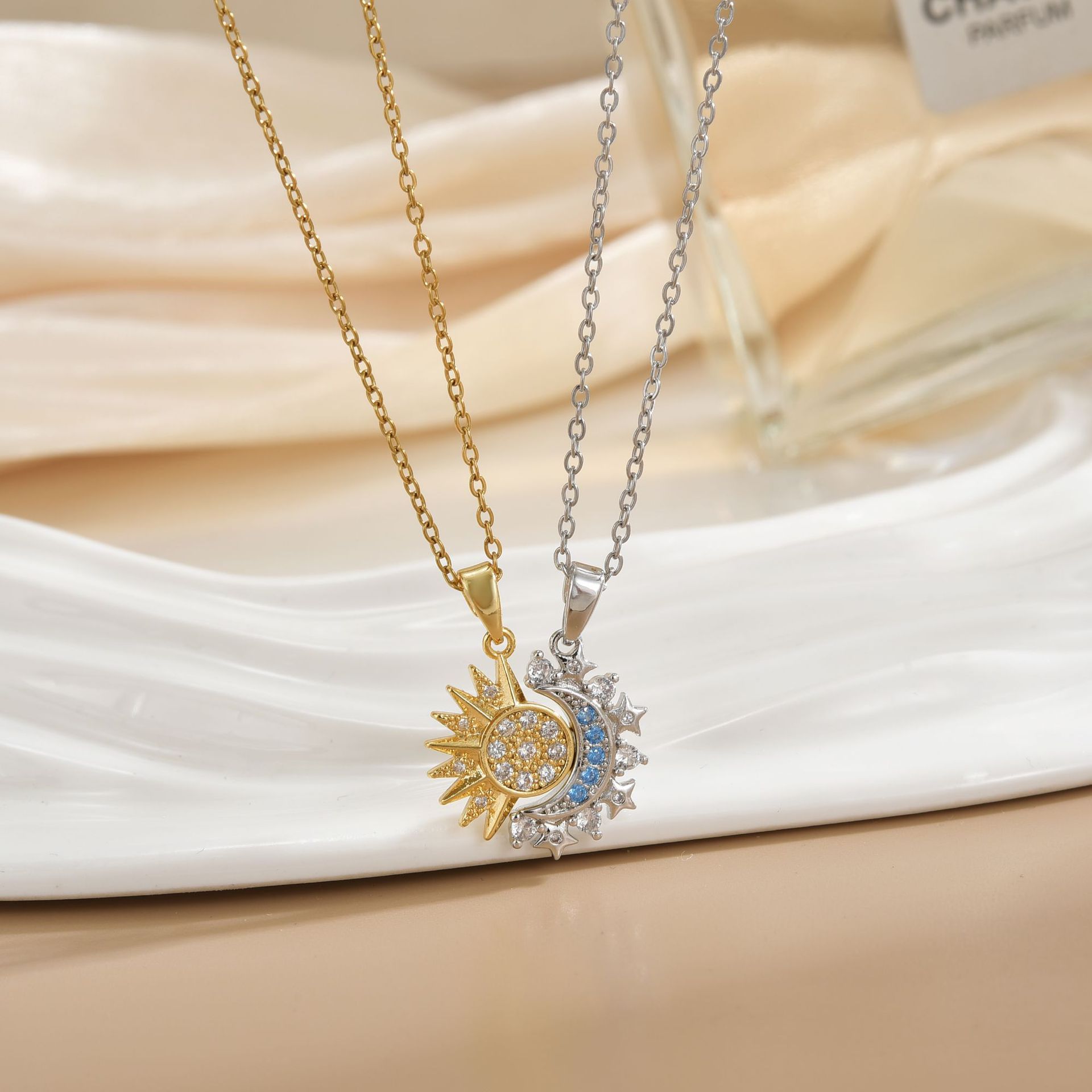 Magnetic Couple Matching Necklaces - الأزواج القلائد المغناطيسية الشمس والقمر الملاك