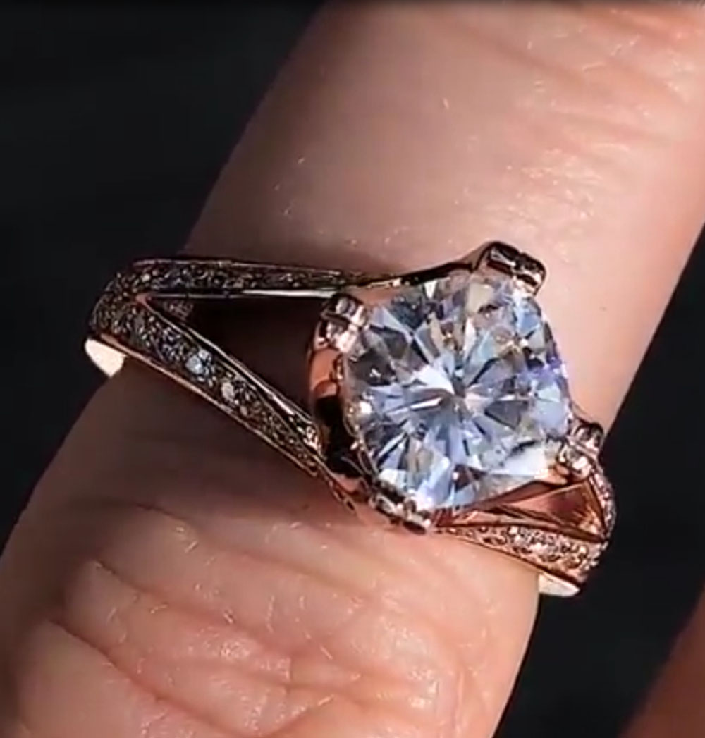 مخصص الصلبة 10K ارتفع الذهب ال - مراجعة Moissanite Engagement Ring 1 Carat وسعره