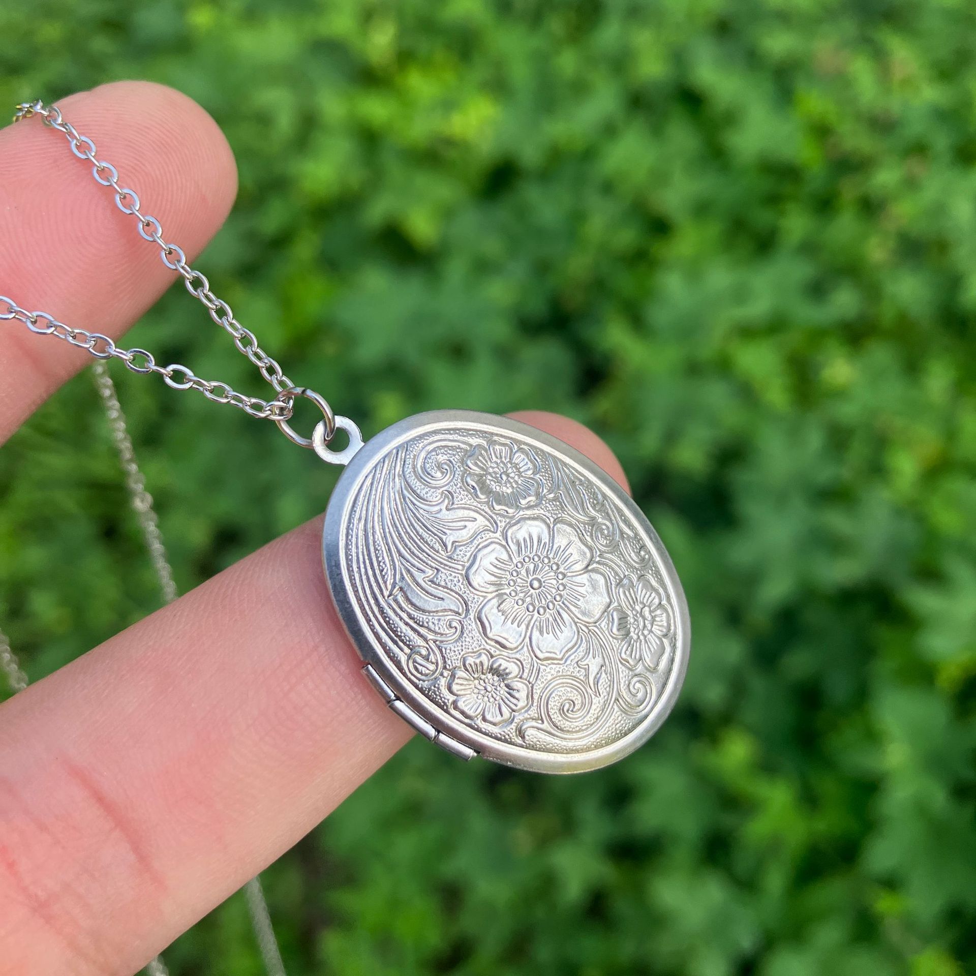 قلادات بتعليقة على شكل قلب بيض - مراجعة Heart Locket Necklace Photo وسعره