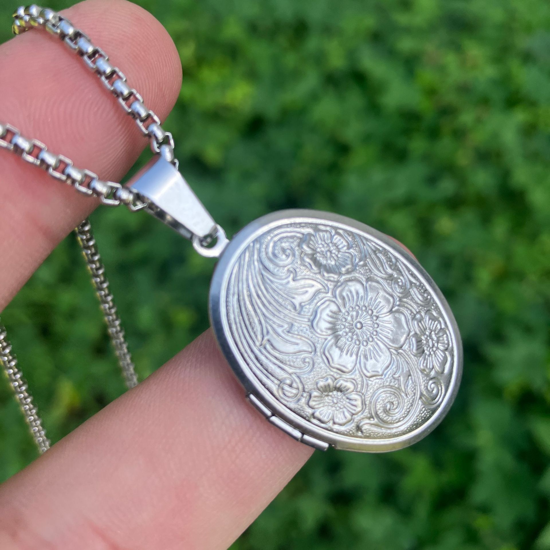 قلادات بتعليقة على شكل قلب بيض - مراجعة Heart Locket Necklace Photo وسعره