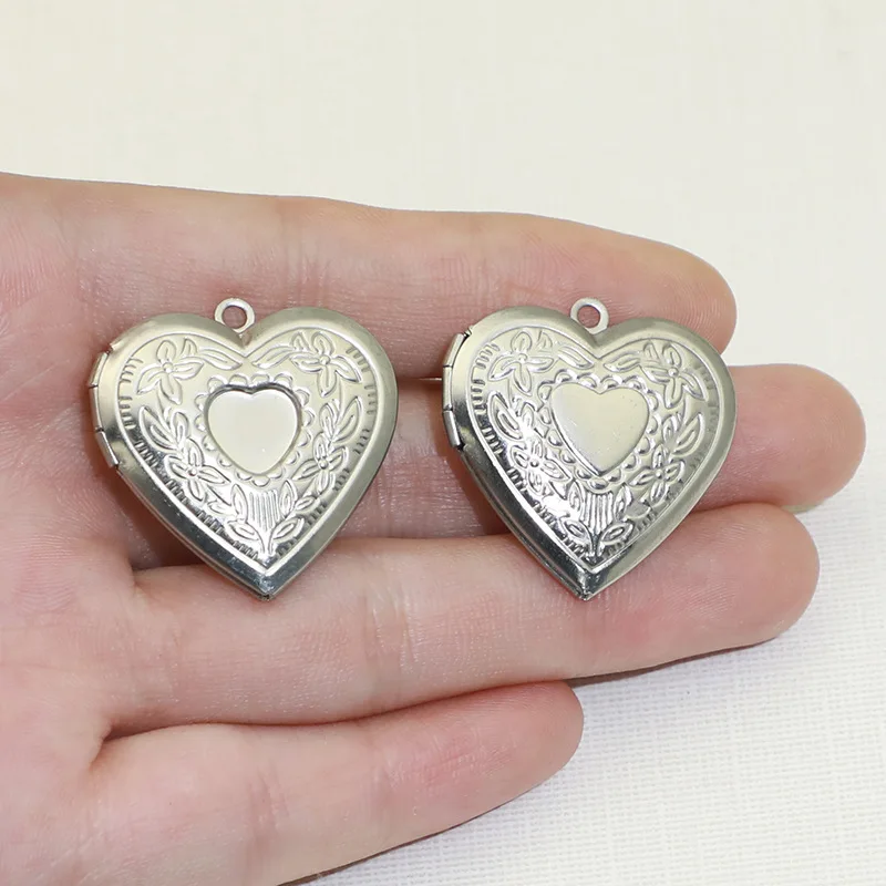 مدلاة على شكل قلب من الفولاذ ا - مراجعة Heart Locket Necklace Photo وسعره